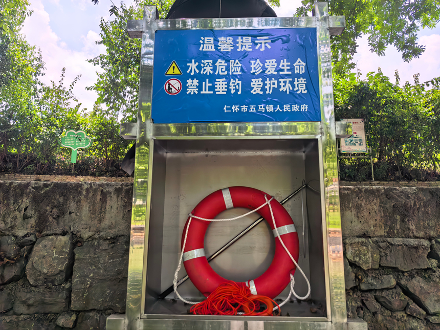 河道边放置的救援器材。