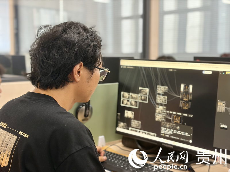 员工正在制作AI短剧。人民网记者 李丽萍摄