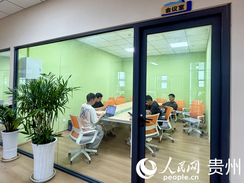 邹海龙与员工开会探讨产品思路。人民网记者 李丽萍摄