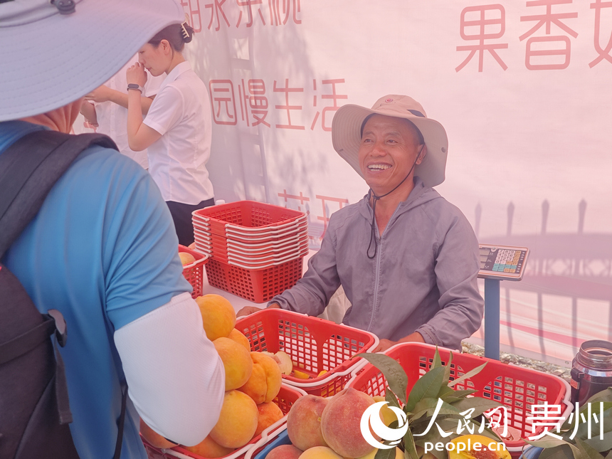 永乐桃鲜果展销。人民网 黄小桃摄
