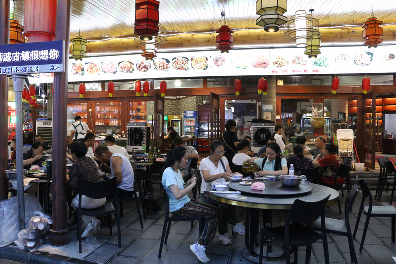 游客在古镇餐饮店就餐。