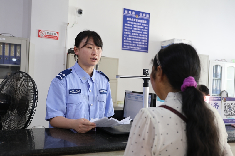 3 图为为群众办理户籍.JPG
