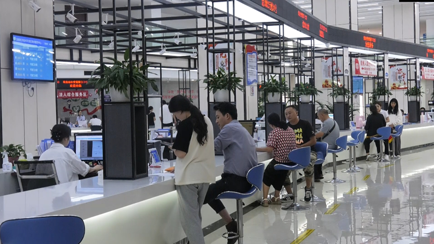 安顺经开区政务服务中心深化政务服务改革。