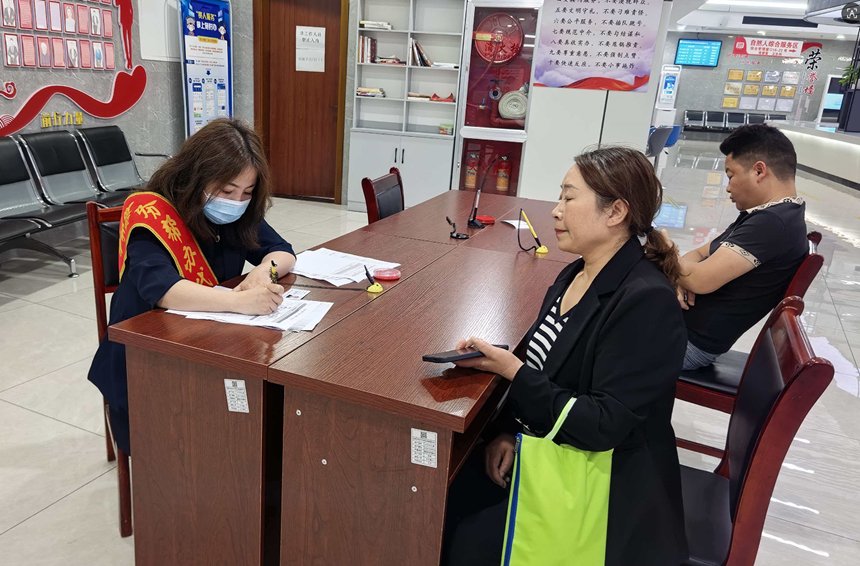 安顺经开区政务服务中心深化政务服务改革。