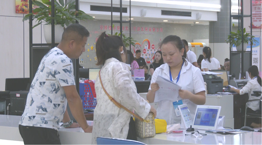 安顺经开区政务服务中心深化政务服务改革。