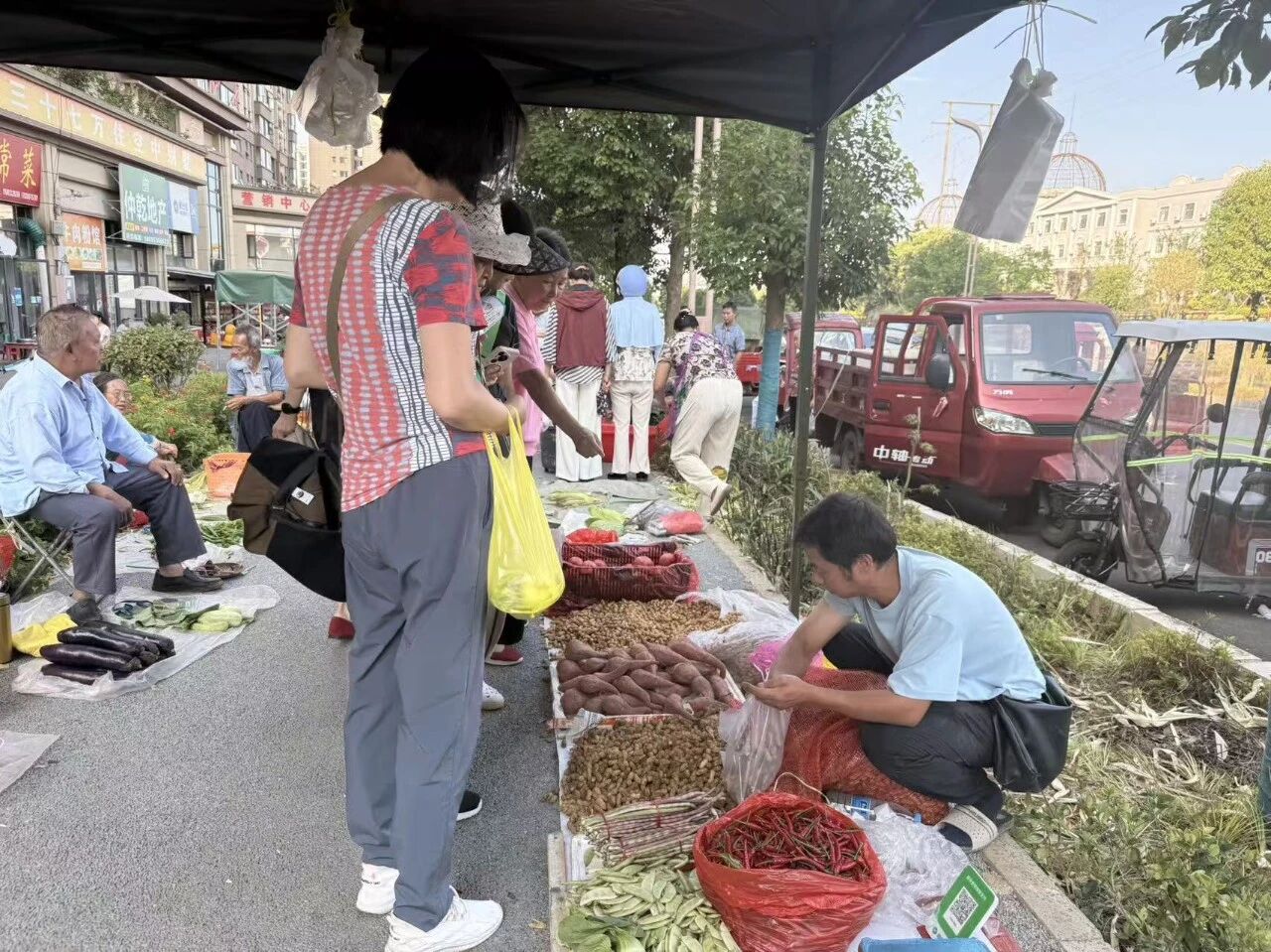 集市热闹非凡。