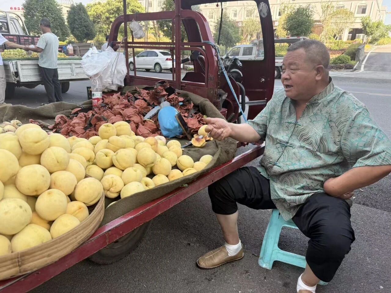 集市热闹非凡。