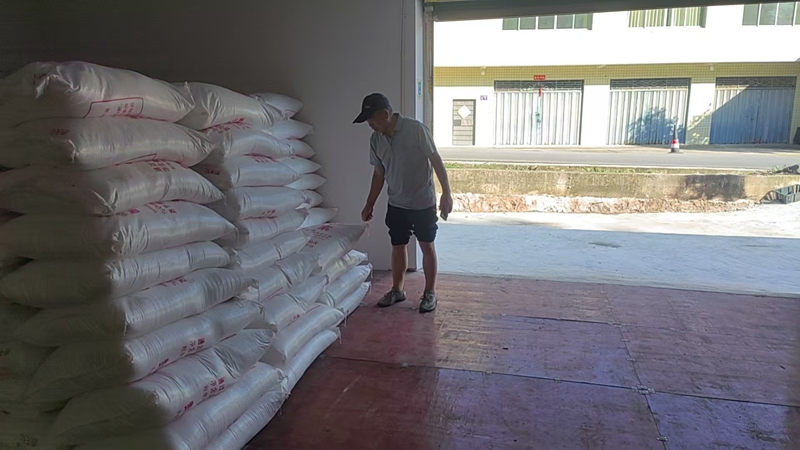 鱼上供销社仓储内部农资规范堆放现场。
