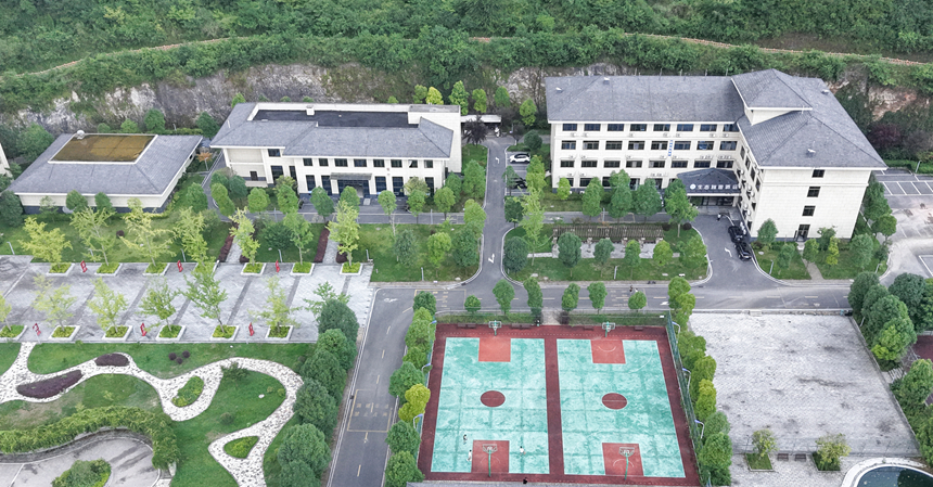 避暑胜地迎客来。