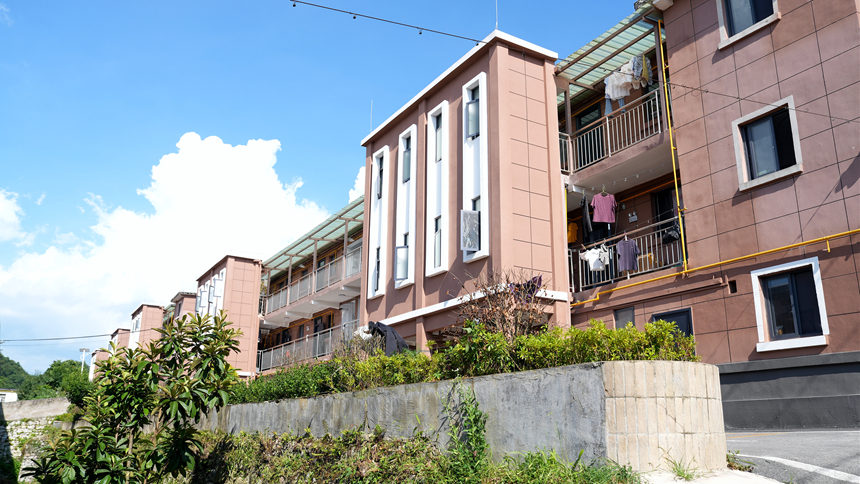 避暑游客把旅居过成烟火日常。