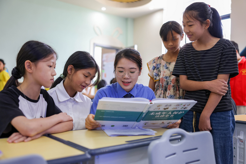 2026年7月22日，在贵州省铜仁市玉屏侗族自治县大龙街道德龙新区第三社区“益童园”未成年人综合服务阵地，检察干警向小朋友宣传未成年人保护法律法规知识。