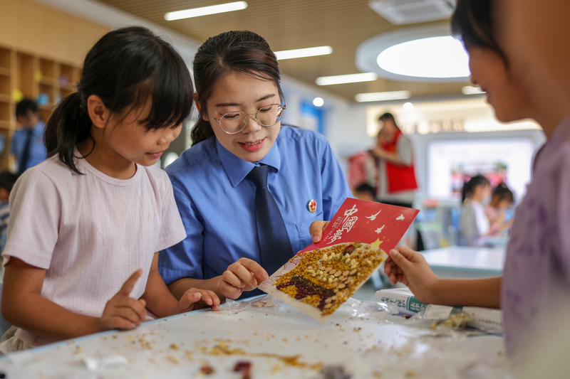 2026年7月22日，在贵州省铜仁市玉屏侗族自治县大龙街道德龙新区第三社区“益童园”未成年人综合服务阵地，检察干警在指导小朋友做手工。