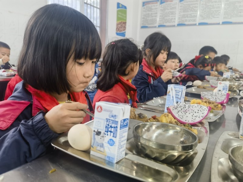 学生用餐.jpg