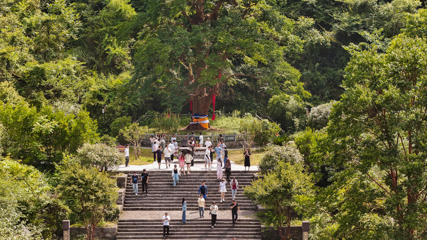 梵净山脚纳凉赏景 土家民俗醉游人。