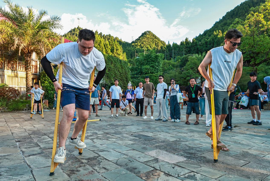 梵净山脚纳凉赏景 土家民俗醉游人。
