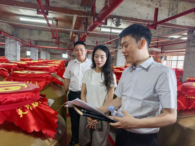 农行工作人员联合企业员工开展基酒盘库作业。