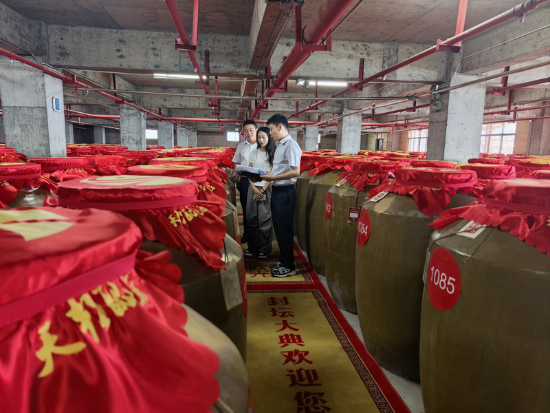 农行工作人员联合企业员工开展基酒盘库作业。