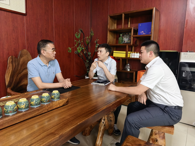 农行工作人员与企业相关负责人交谈，为企业量身定制金融服务方案。