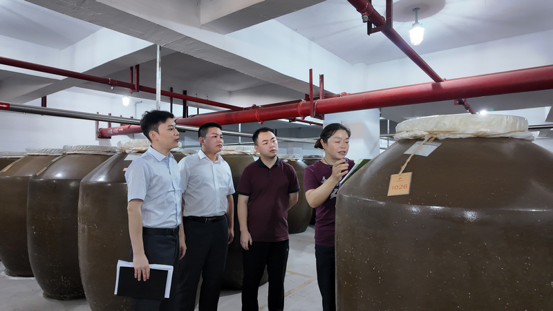 农行工作人员联合企业员工开展基酒盘库作业。