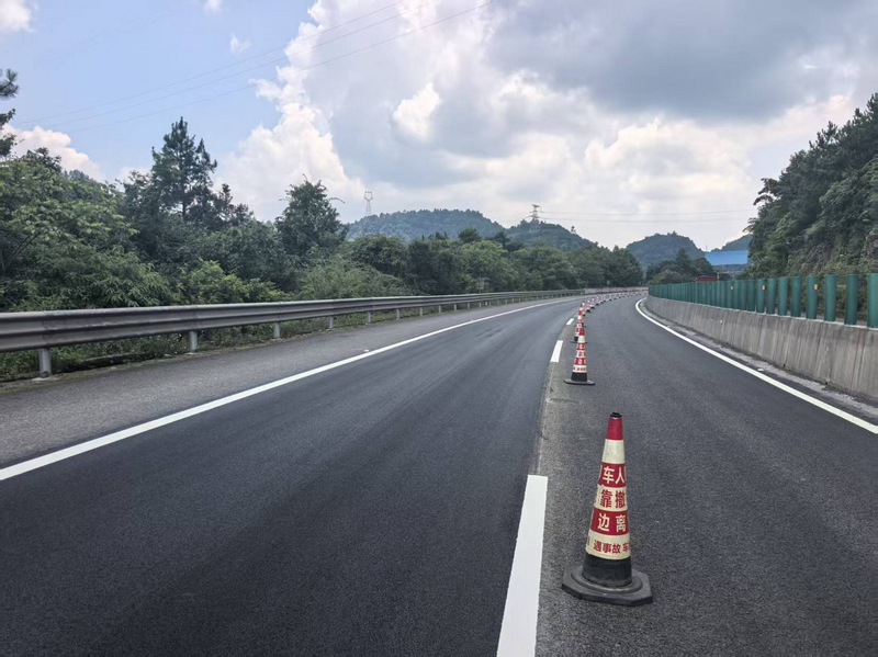 G75兰海高速崇遵段路面性能提升项目中应用高亮反光型热熔标线涂料。廖洪波摄