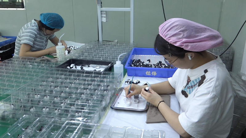工人们正在加工产品。