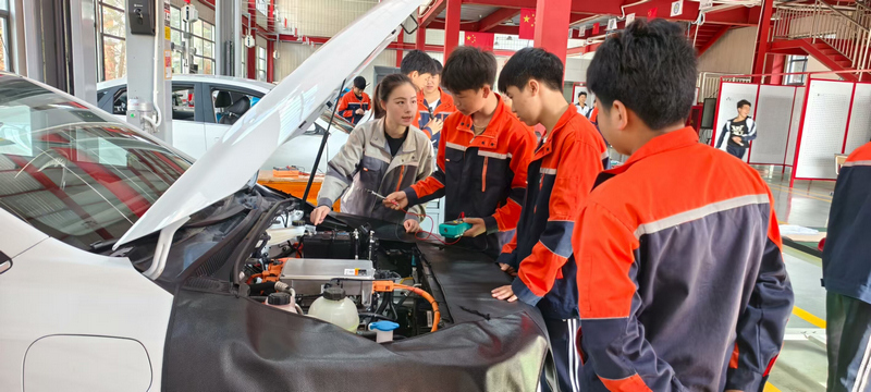 职校教师讲解新能汽车电机检查要点。