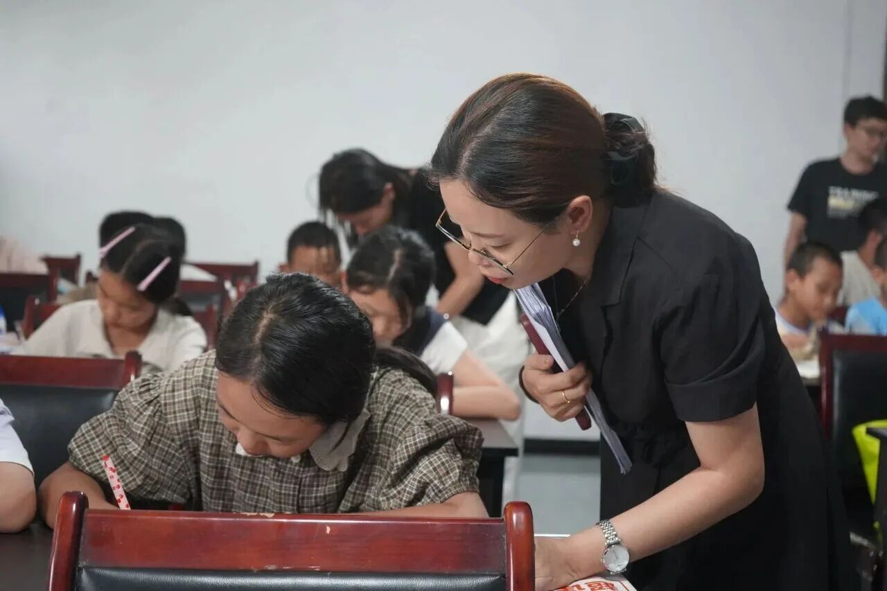 老场村驻村第一书记王艳波与村“两委”开办免费暑期辅导教室。