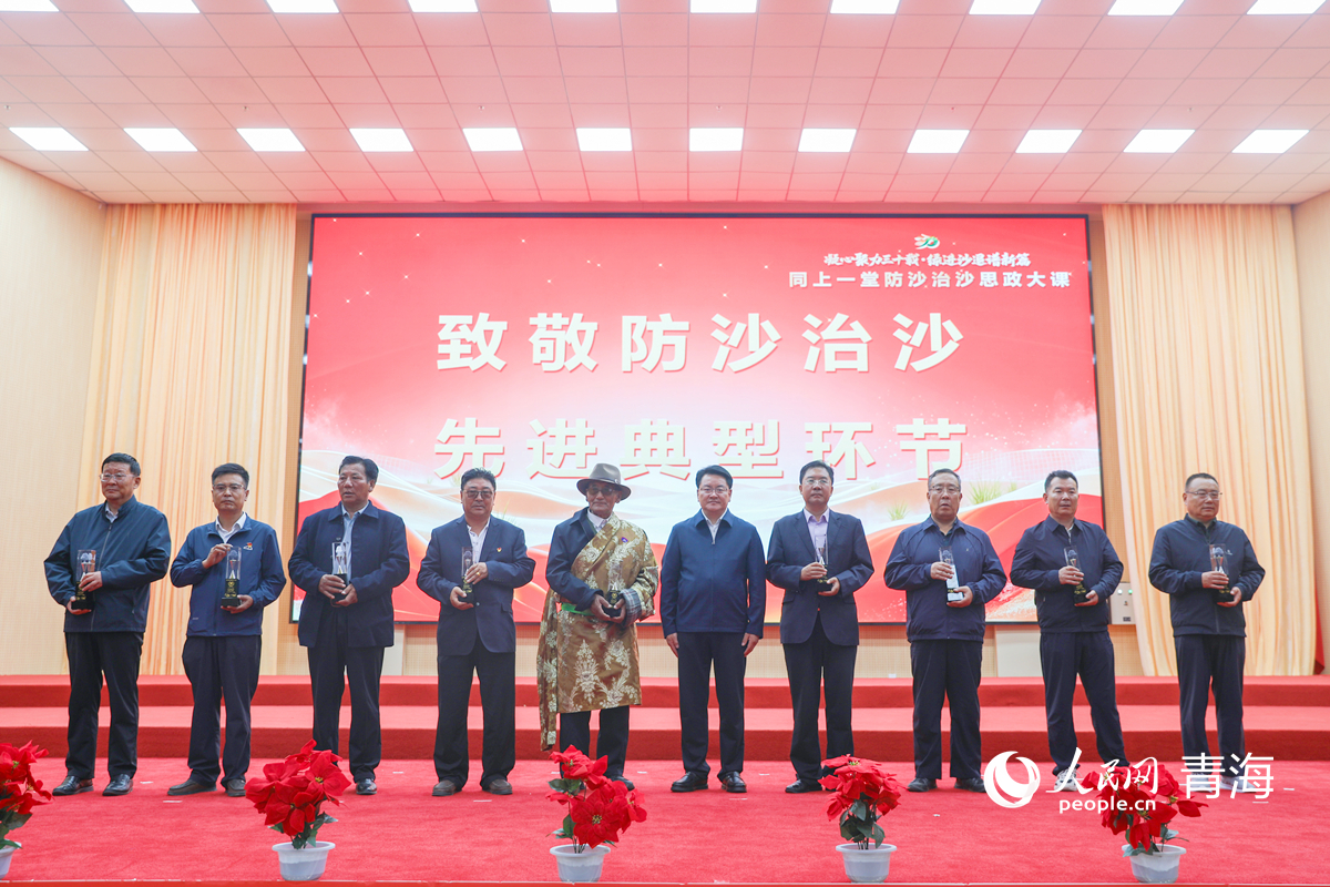 致敬先进典型个人。人民网记者 杨启红摄