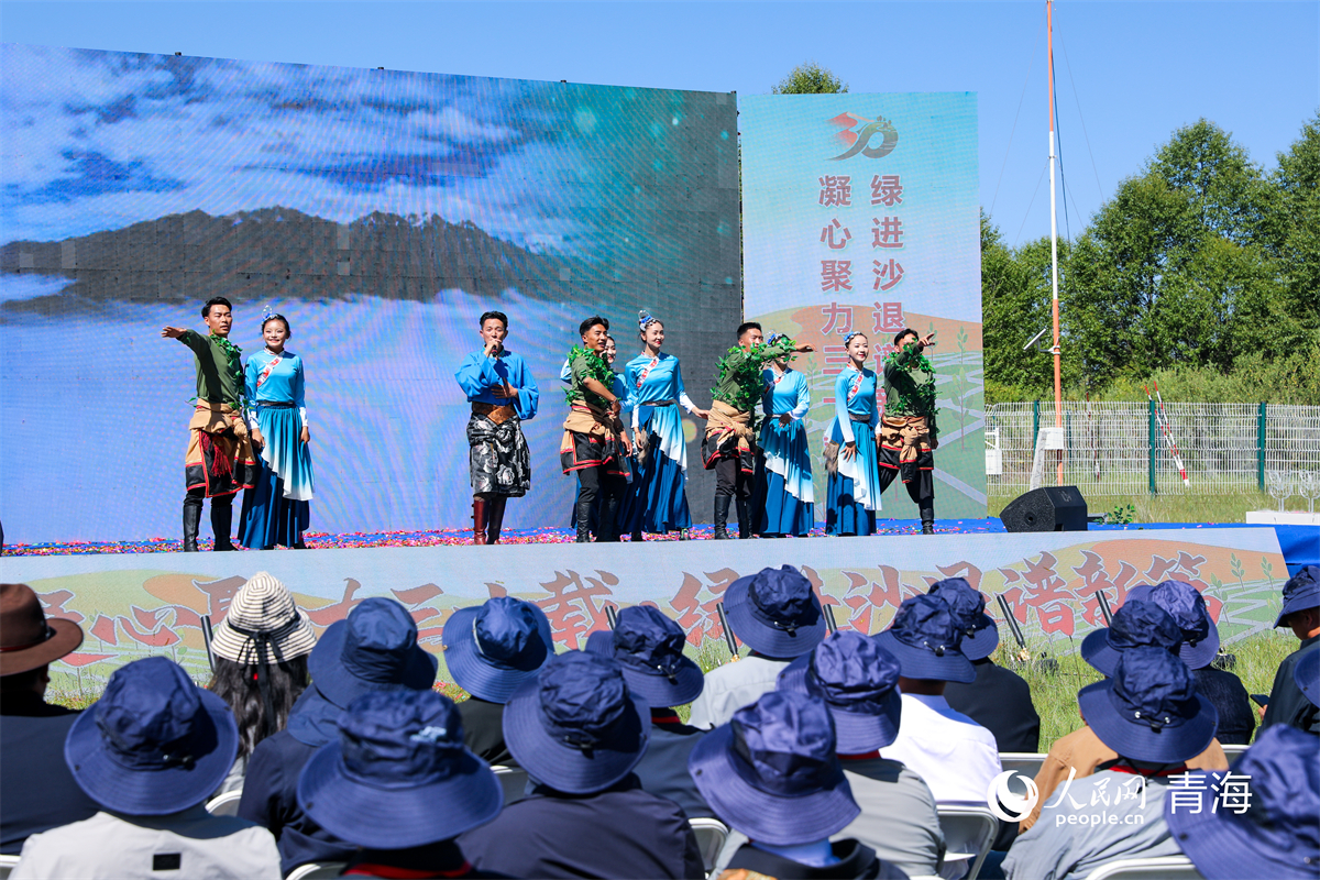 启动现场的文艺表演。人民网记者 杨启红摄