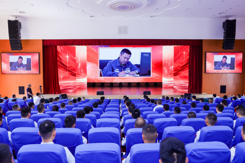 展播龙福刚专题片。