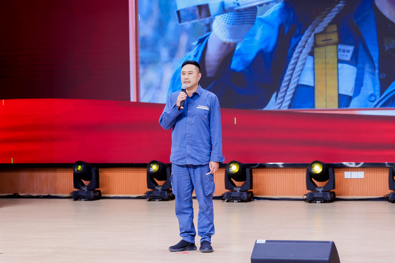 龙福刚以《以匠心守灯火,退役不褪冲锋志》为题巡讲。