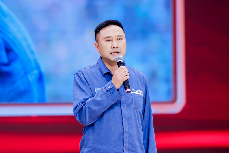 龙福刚以《以匠心守灯火,退役不褪冲锋志》为题巡讲。