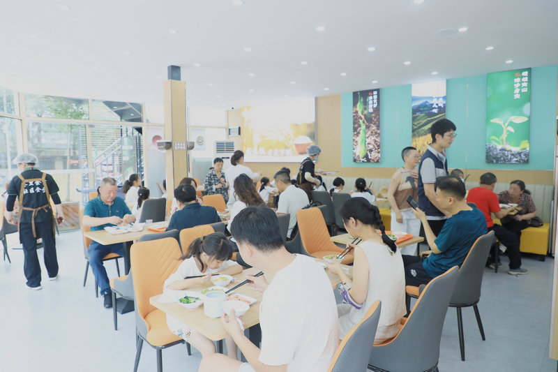 观山湖区金阳街道金馨园社区的巷里食事社区食堂。