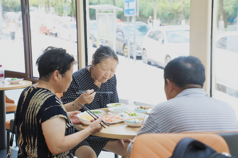 附近居民在巷里食事社区食堂就餐。