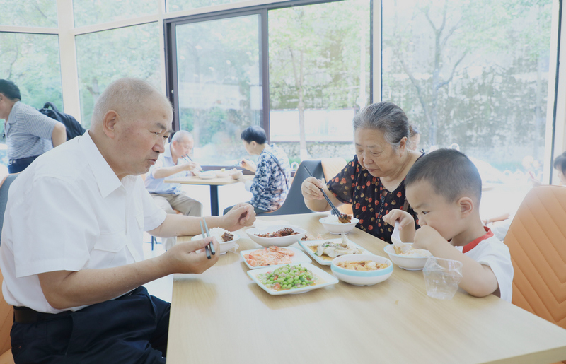 附近居民在巷里食事社区食堂就餐。