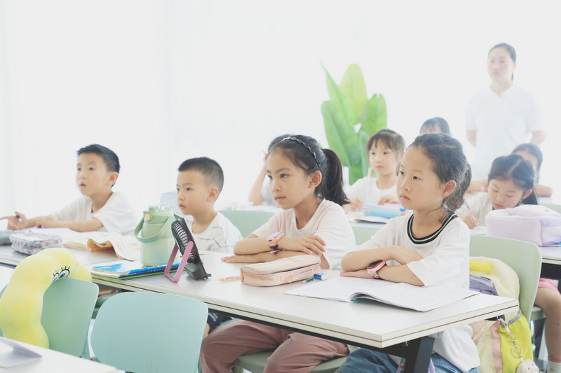 孩子们认真听课。