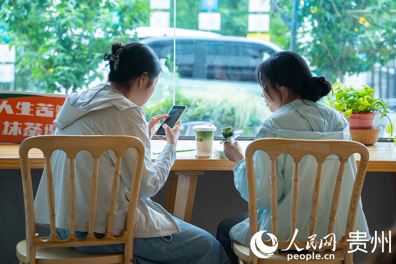 游客打卡铜仁抹茶。人民网 阳茜摄