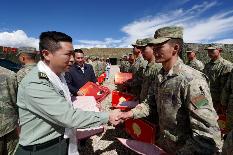 贵州军地2024中秋慰问组向毕节籍官兵发放慰问品。