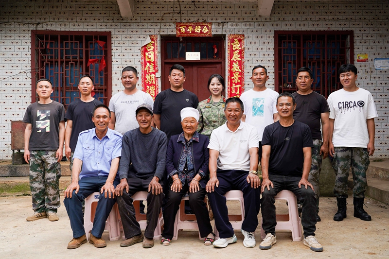 威宁自治县双龙镇凉山社区朝阳组退役官兵及家属合影。