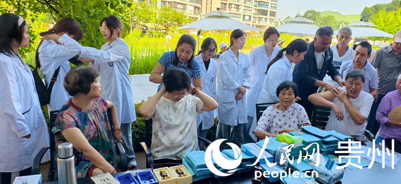 实践团进行公益康养服务。吴狄维石 摄