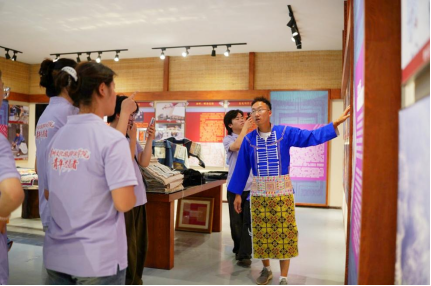 参观四印苗展馆。