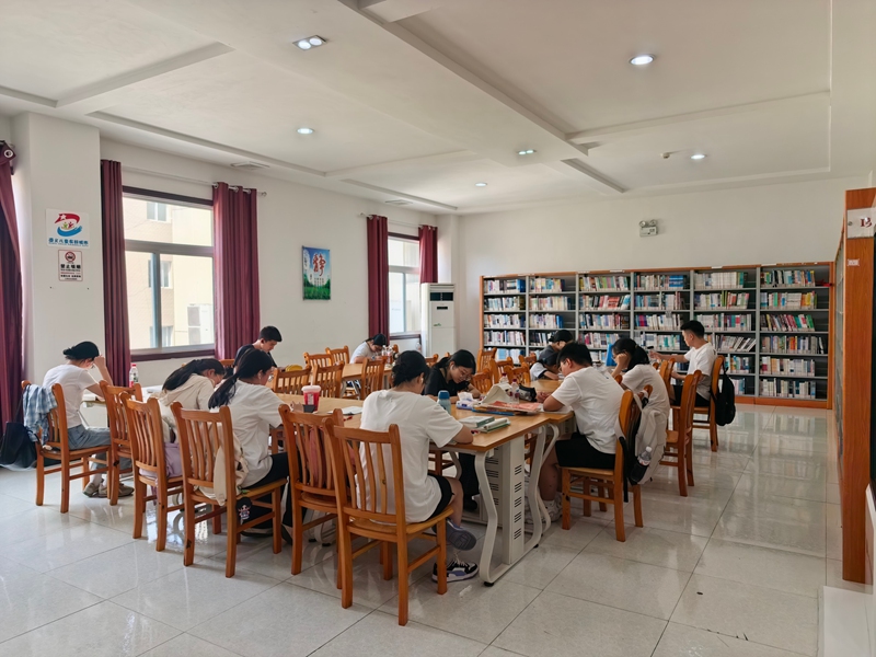 暑假书香浓！贵州仁怀：图书馆变身清凉“充电站”(图1)