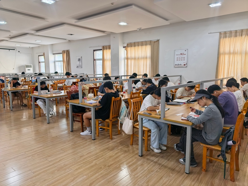 暑假书香浓！贵州仁怀：图书馆变身清凉“充电站”(图2)
