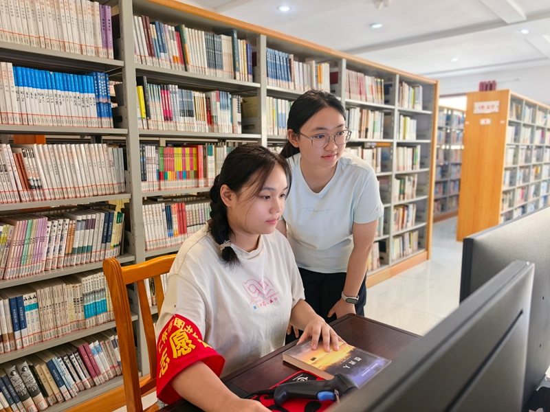 暑假书香浓！贵州仁怀：图书馆变身清凉“充电站”(图3)