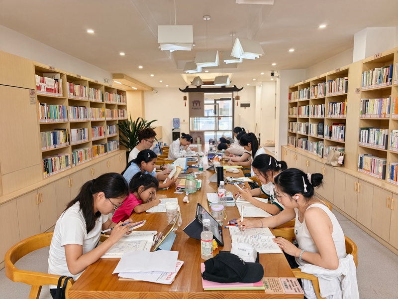 暑假书香浓！贵州仁怀：图书馆变身清凉“充电站”(图4)