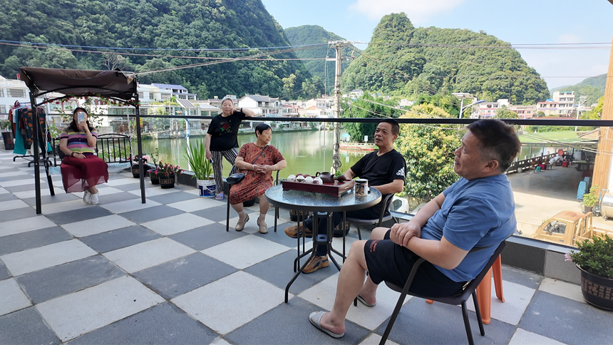 避暑游客。