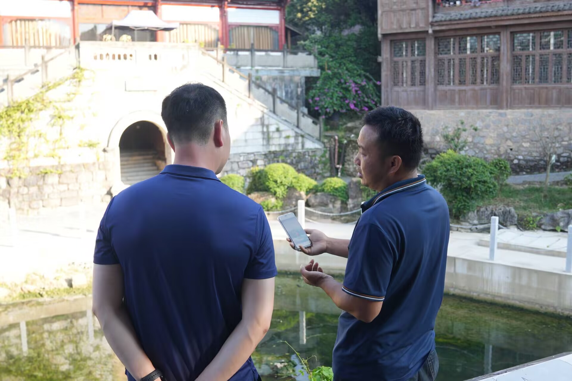 朱永胜在救落水孩童现场。