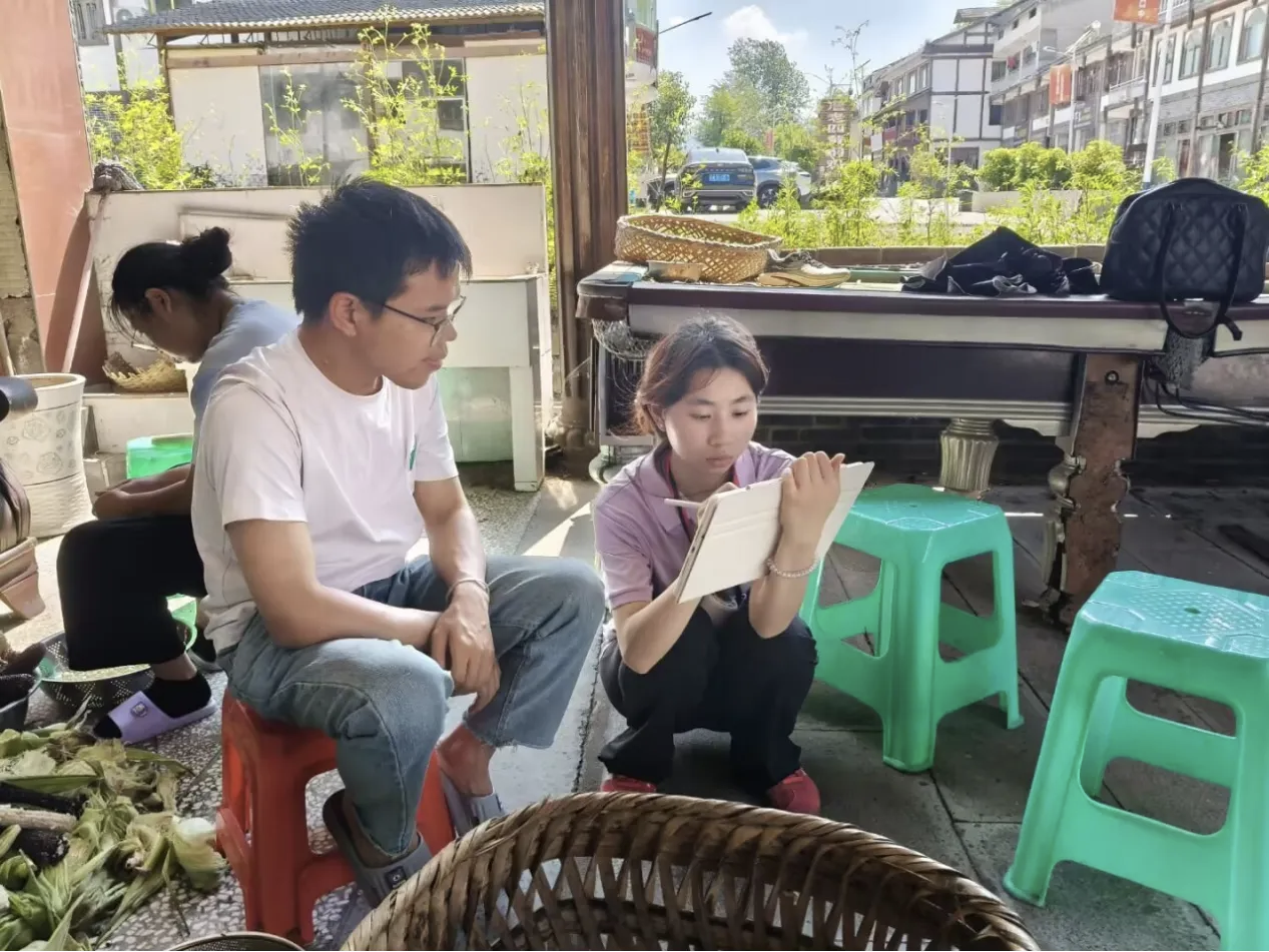 队员入户走访，面向村民开展实地调研与问卷访谈。