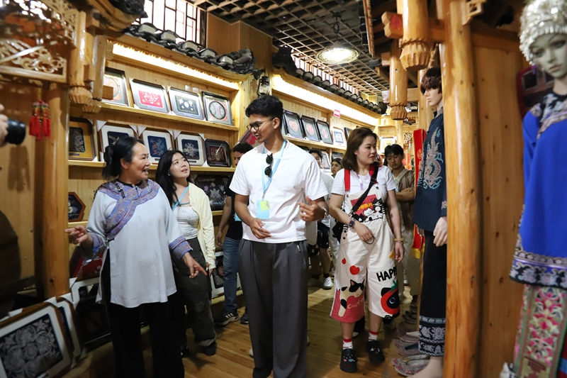 了解马尾绣文化.JPG