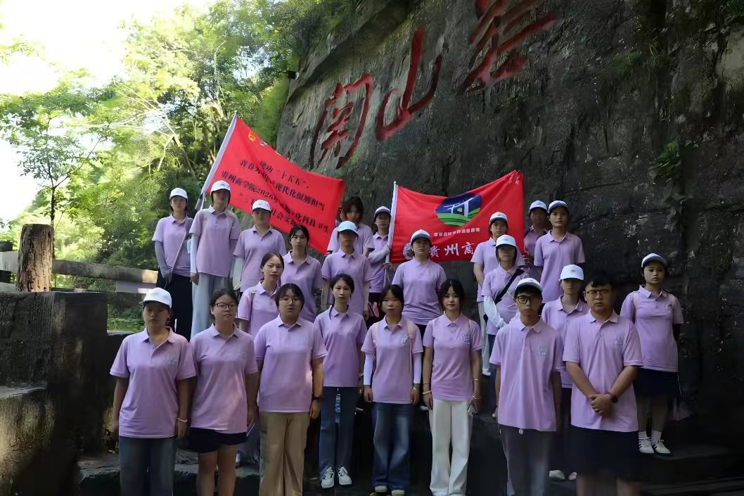 实践团在娄山关石刻前集体诵读《忆秦娥·娄山关》。